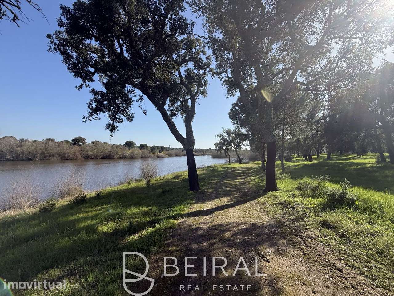 TERRENO DE PRESTÍGIO FRENTE AO LAGO NO GOLF DE SANTO ESTÊVÃO - Grande imagem: 2/27