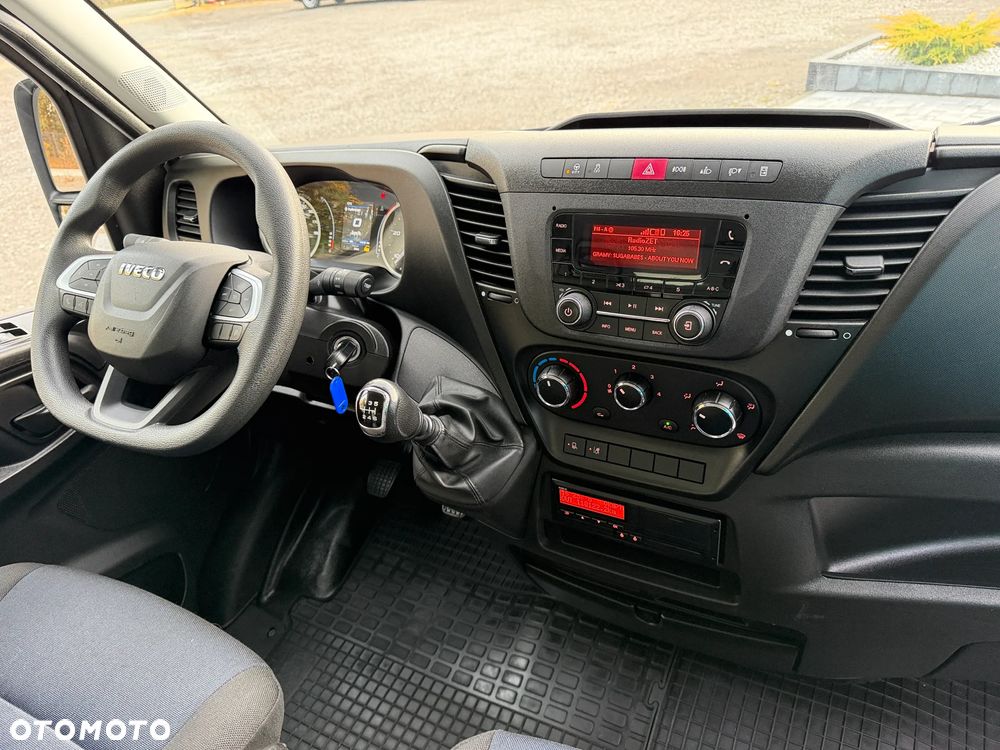 Iveco 72C18 Kontener + Winda BAR 1T / Kontener 5.35m x 2.24m x 2.3m / Bogate wyposażenie / UDT do 05.2028 / Salon PL / Zadbany od 1wł / Rozstaw osi 4.75m / FV23% - 31