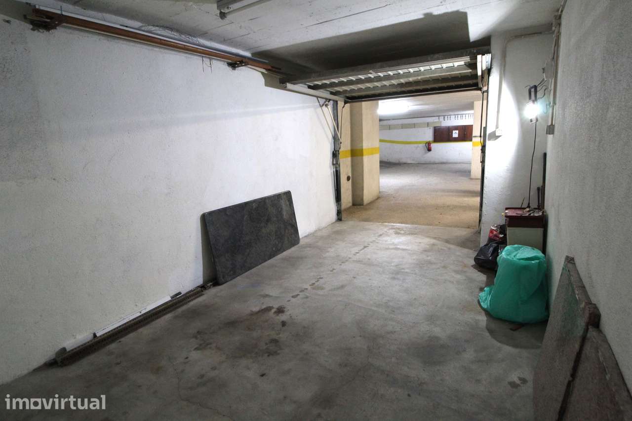 Garagem, Rio de Mouro, Rua Doutor Mário Madeira - Casais de Mem Martins - Grande imagem: 4/9