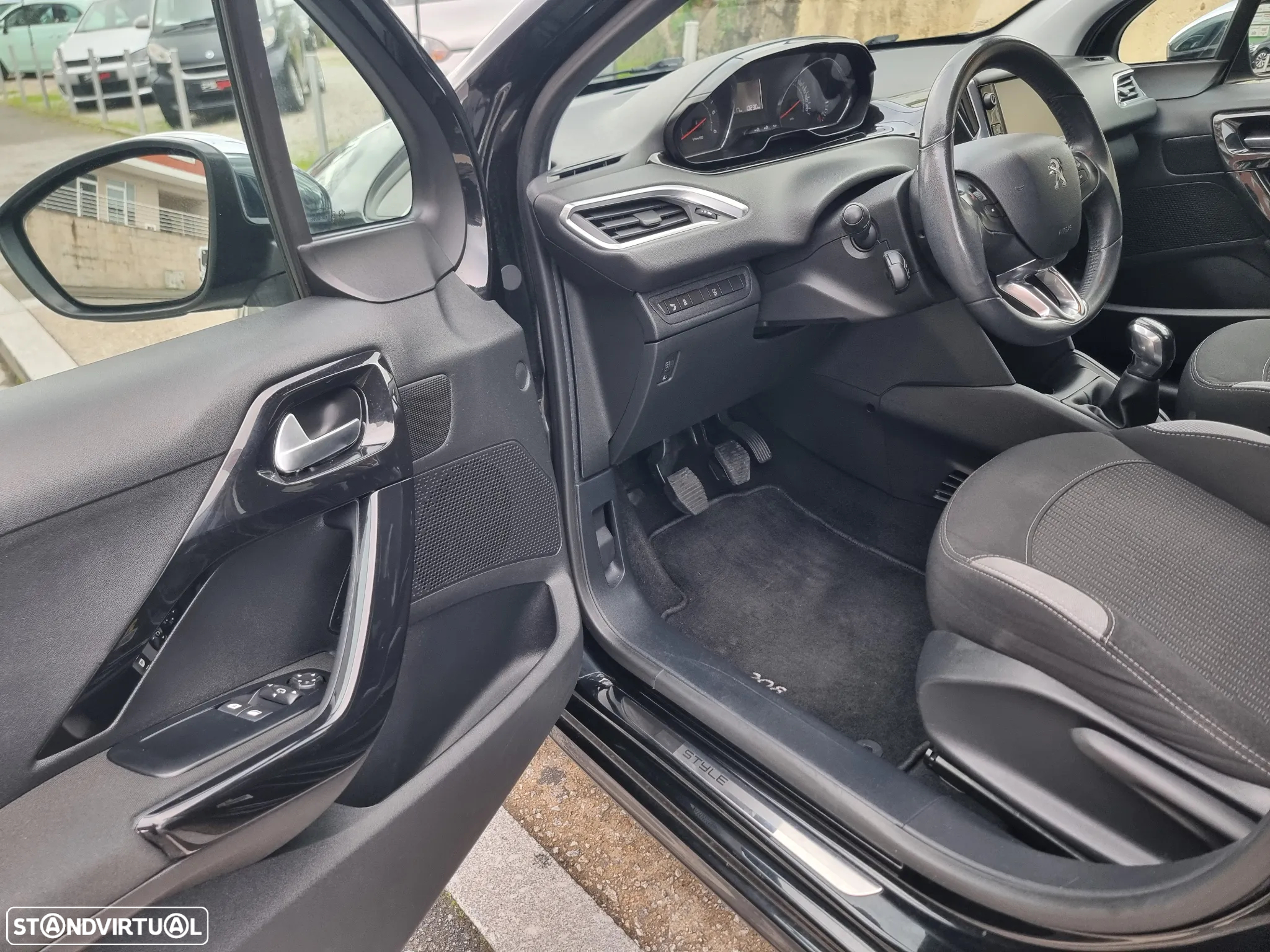 Peugeot 208 1.4 HDi SE Style - 9