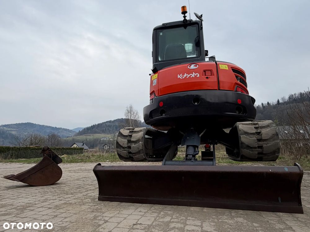 Kubota U55-4. koparka 5,5 tony. 2016 rok. 2300 mtg! KLIMATYZACJA. Długie ramie plus! 3sekcje Hydrauliczne. zamki na tłokach. Koparka Jak nówka sztuka. Zadbana zero zużycia. Z gospodarstwa Norweskiego. Zmiana łyżek Hydrauliczna. LENHOFF. Ani deka luzów wycieków. Szybka wolna jazda. Gąski perfekt stan. OKAZJA TANIO. Aktualna Dekra. Po serwisach eksploatacyjnych. Mocny silnik Kubota 4 cylindry! Zamki na tłokach. Wielka Okazja - 30