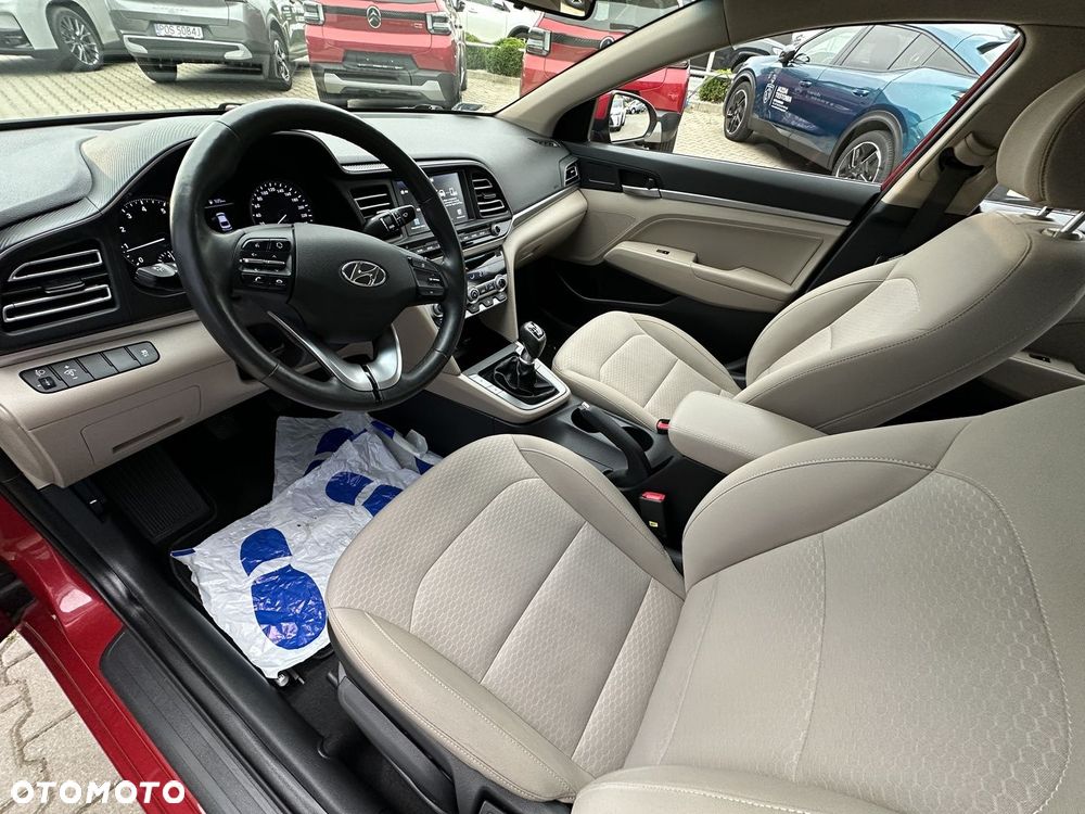 Hyundai Elantra 1.6 Comfort - 9