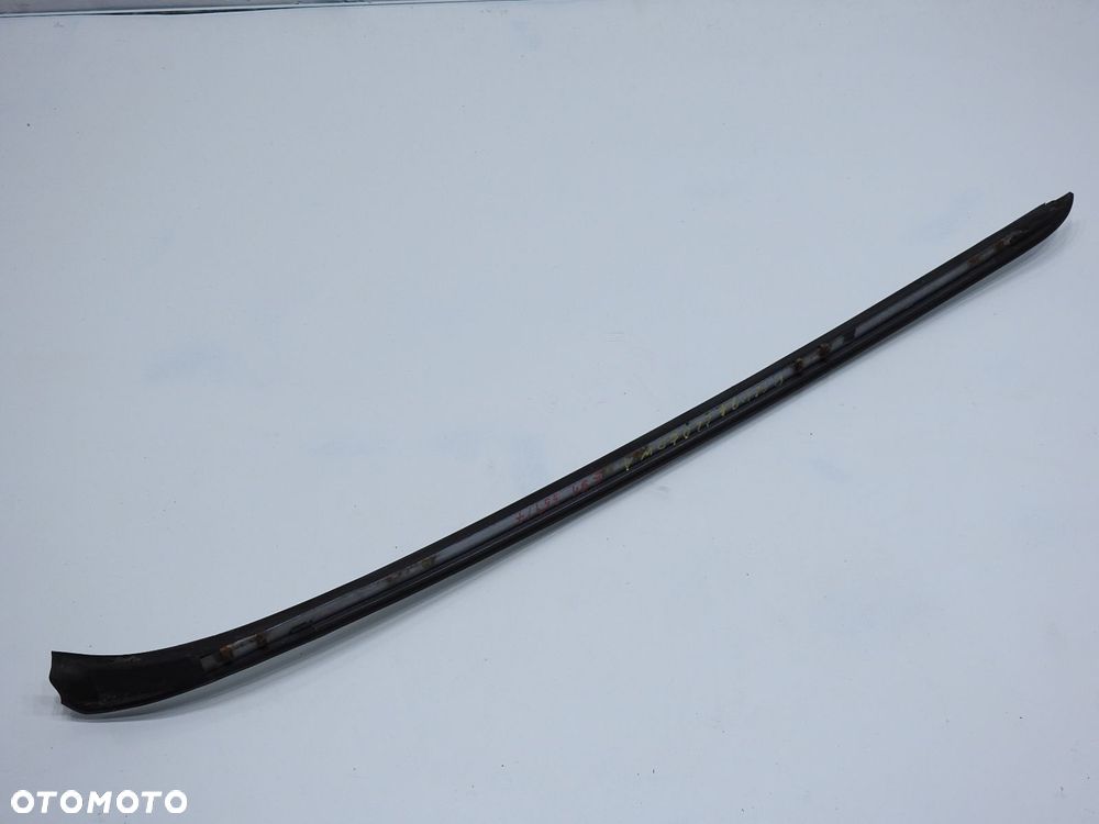LISTWA SZYBY CZOŁOWEJ PRAWA 354/7 BMW E90 E91 - 10
