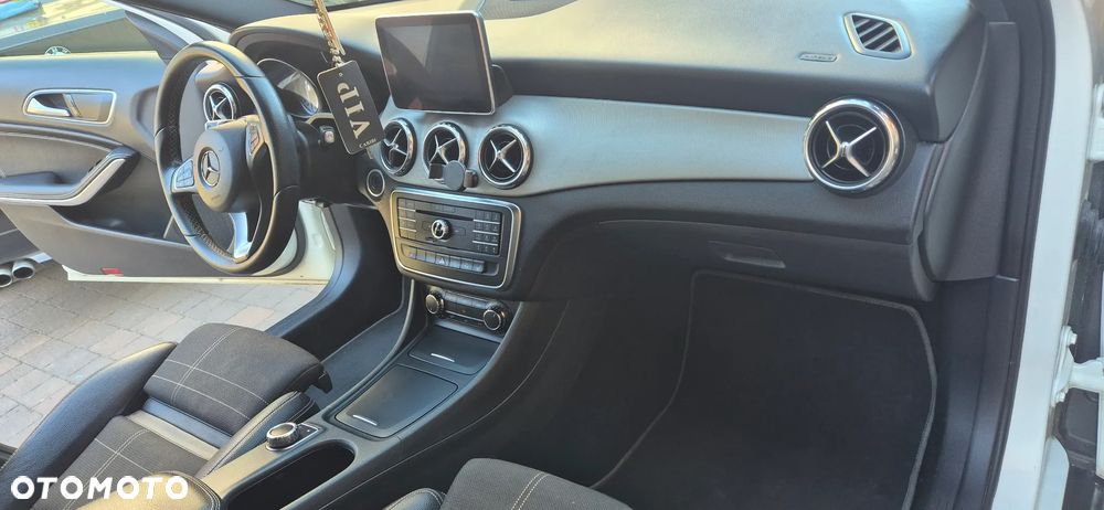 Mercedes-Benz GLA 180 7G-DCT - 13