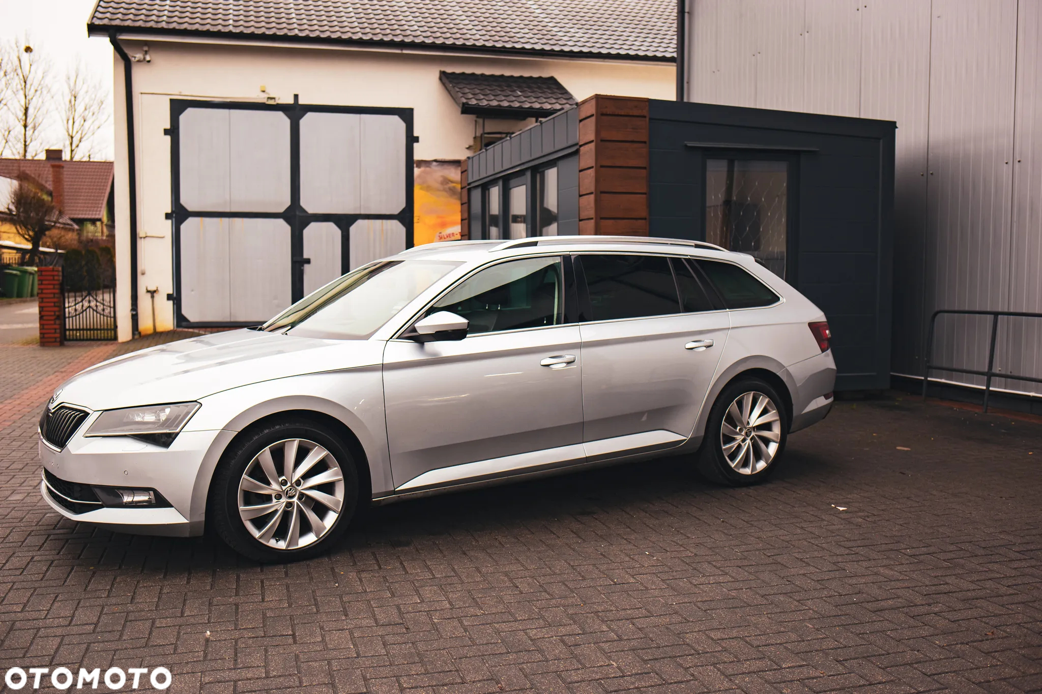 Skoda Superb 2.0 TDI DSG Premium Edition - 3