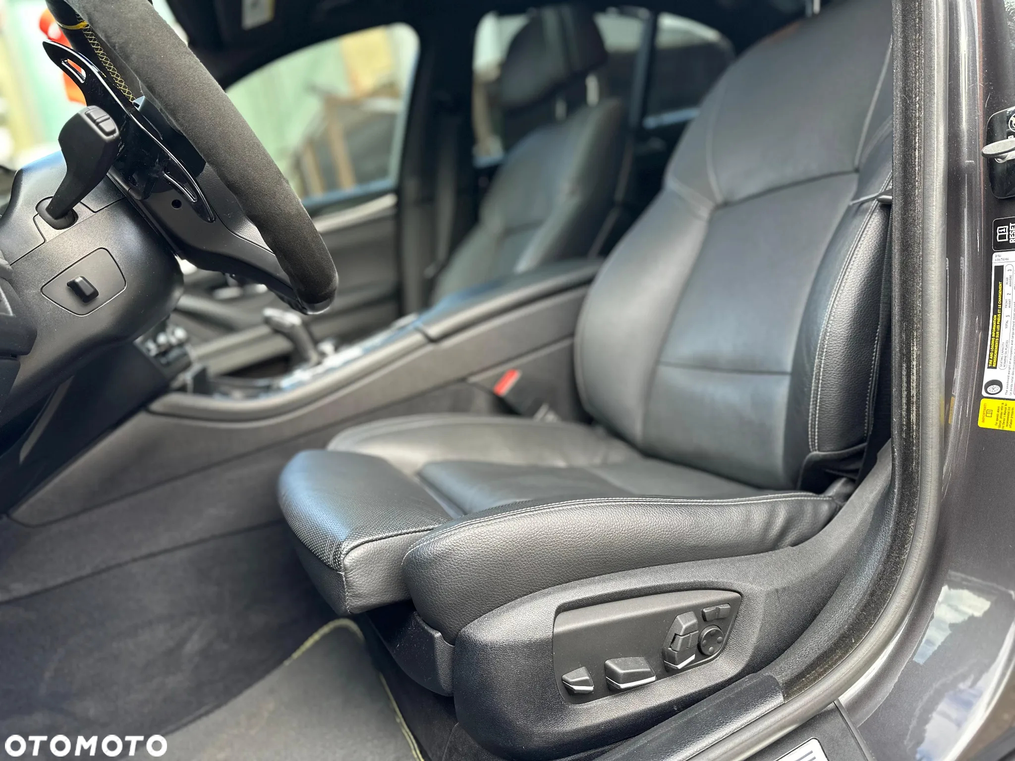 BMW Seria 5 550i - 12