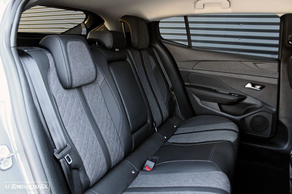 Peugeot 408 1.2 PureTech Allure EAT8 - 33