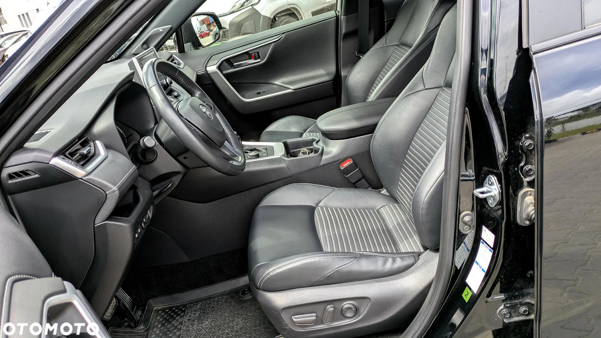 Toyota RAV4 2.5 Hybrid Black Edition by JBL 4x4 - 8