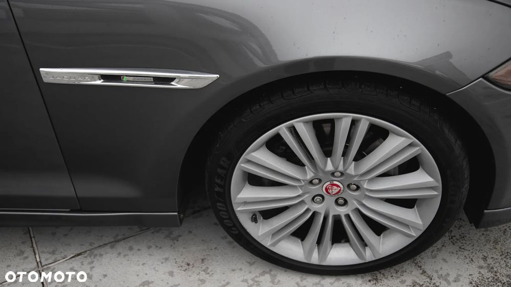 Jaguar XJ 3.0 T AWD R-Sport - 13