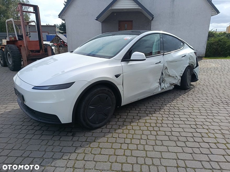 Tesla Model Y - 6