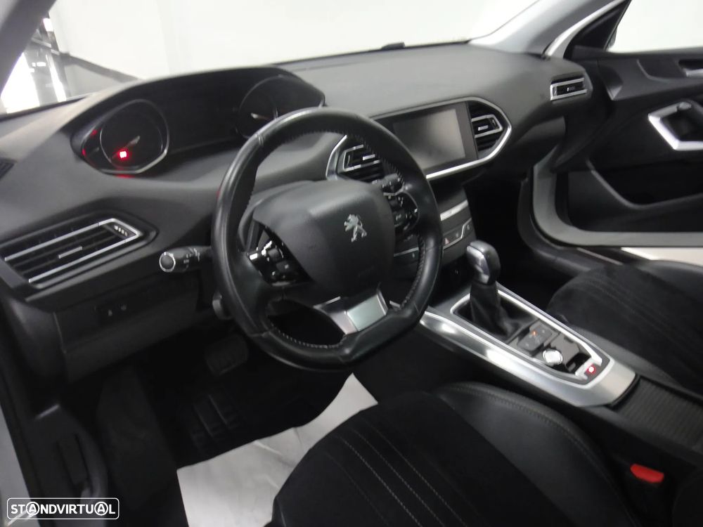 Peugeot 308 1.2 PureTech Allure EAT6 - 11