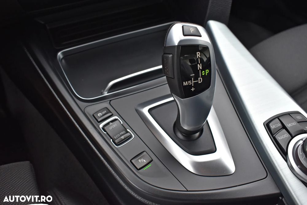 BMW Seria 3 320i Aut. Sport Line - 24