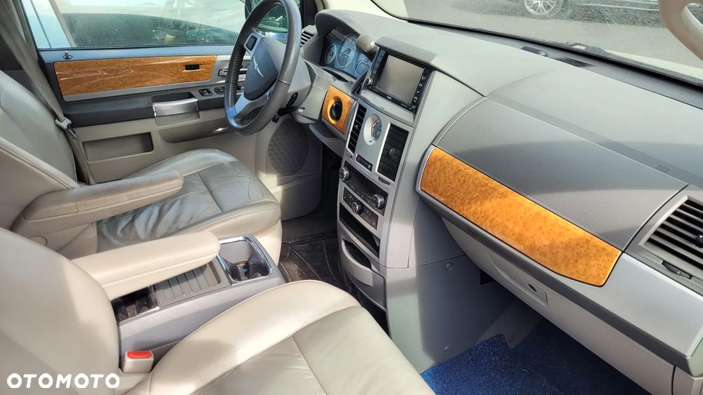 Chrysler Town & Country - 4