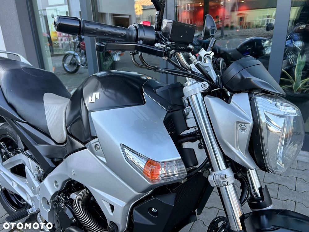 Suzuki GSR - 10