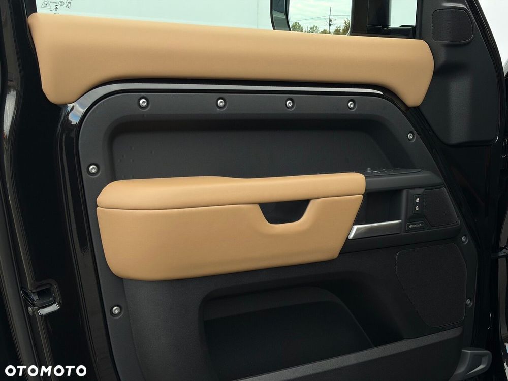 Land Rover Defender - 30