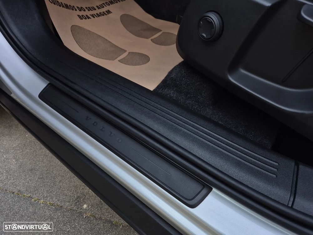 Volvo XC 40 2.0 D4 Momentum Plus AWD - 24