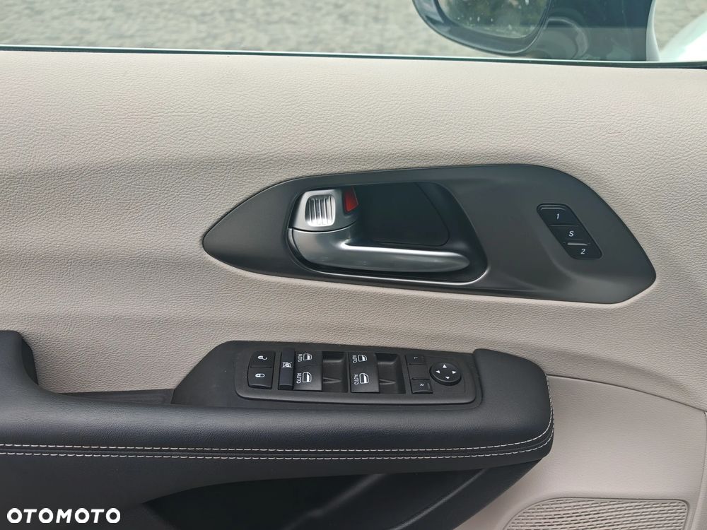 Chrysler Pacifica - 24