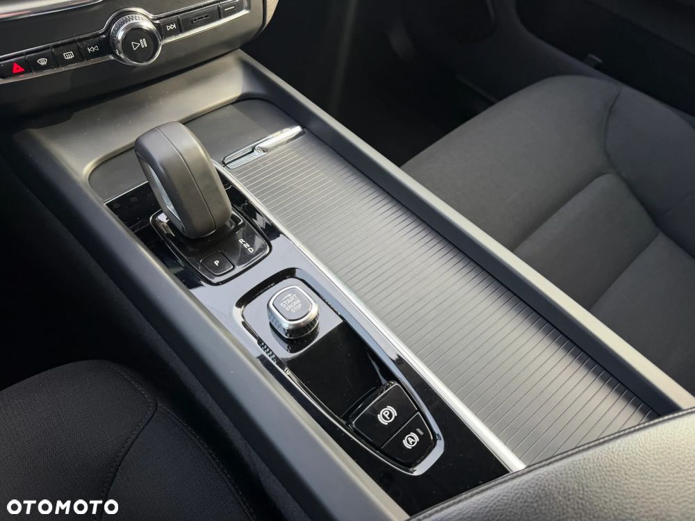 Volvo XC 60 B4 B Momentum Pro - 21