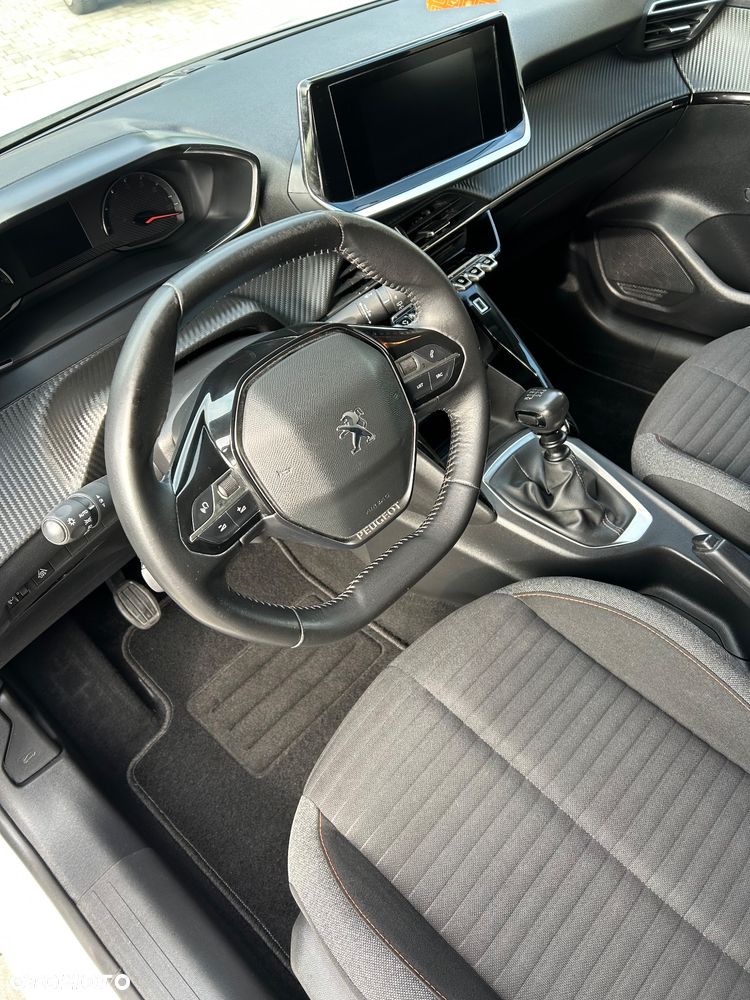 Peugeot 208 - 17