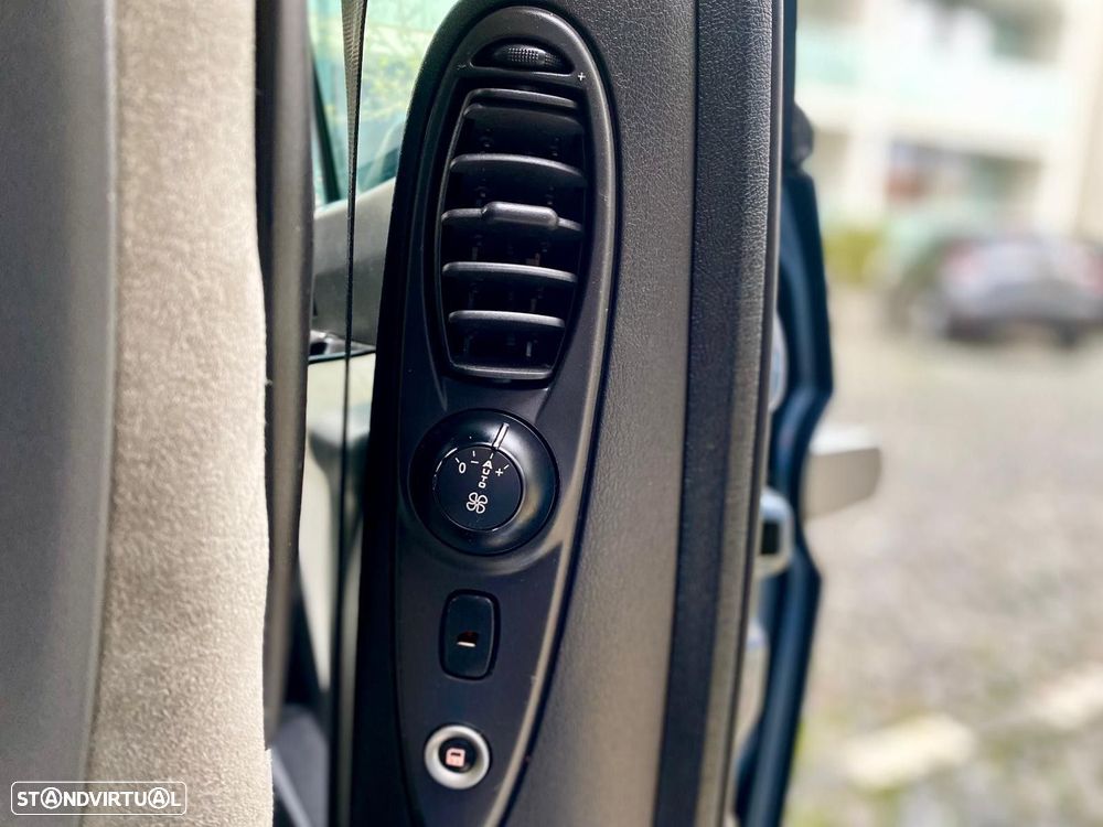 Peugeot 807 2.2 HDi Pullman - 22