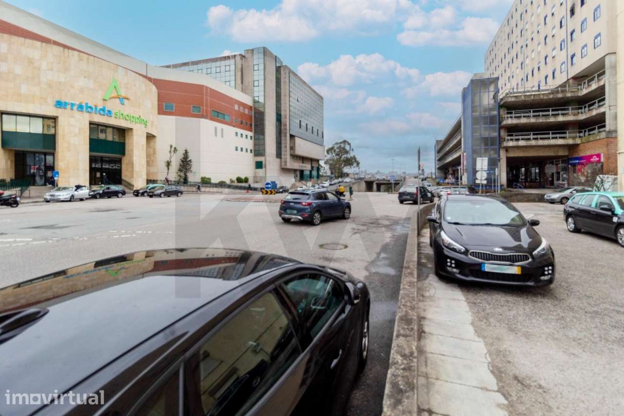 EXCELENTE T2+1 COM LUGAR DE GARAGEM, 2 ELEVADORES, FRENTE AO ARRÁBIDA - Grande imagem: 2/28