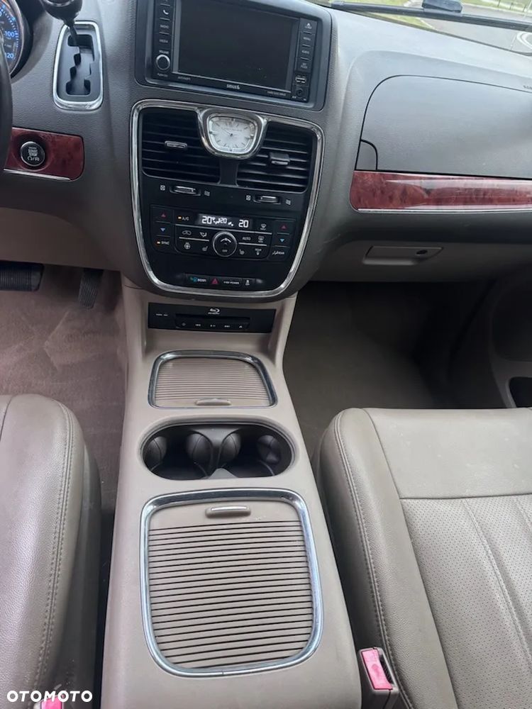 Chrysler Town & Country 3.6 Limited - 8