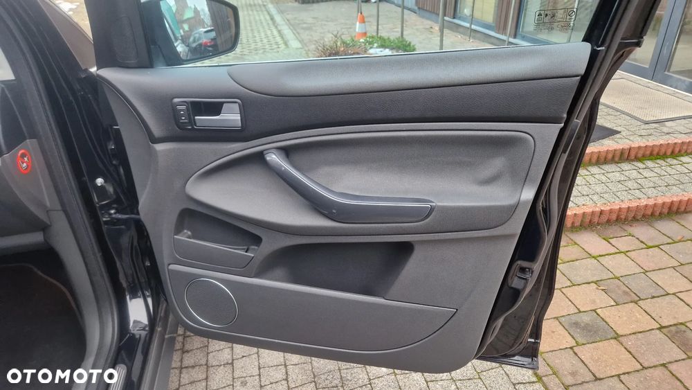 Ford Kuga 2.0 TDCi 2x4 Titanium - 25