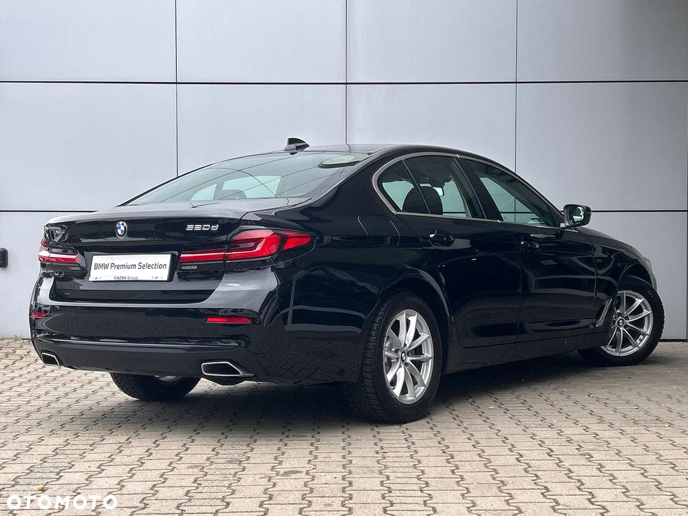 BMW Seria 5 520d xDrive MHEV - 12