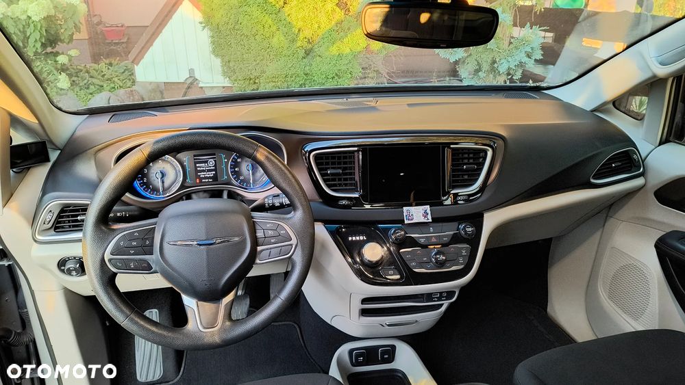 Chrysler Pacifica - 8