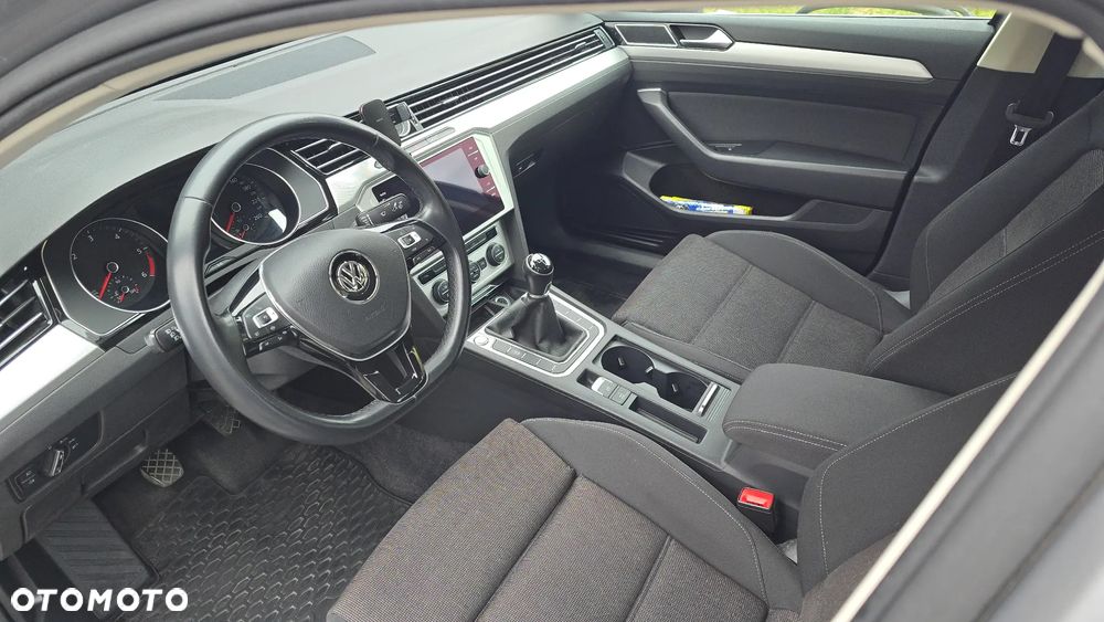 Volkswagen Passat 2.0 TDI SCR Comfortline - 13