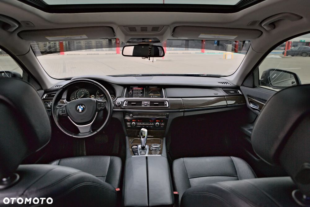 BMW Seria 7 740i - 22