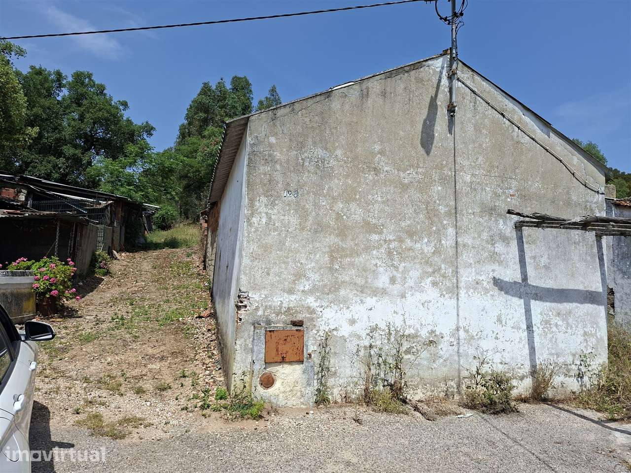 Propriedade Única com 2 Casas para Recuperação e Terreno de 2,6 Hectar - Grande imagem: 3/37