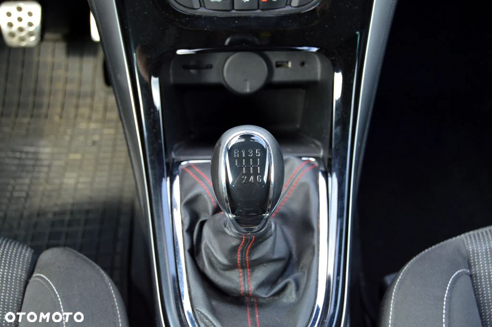 Opel Astra IV GTC 2.0 CDTI Bi-Turbo S&S - 26