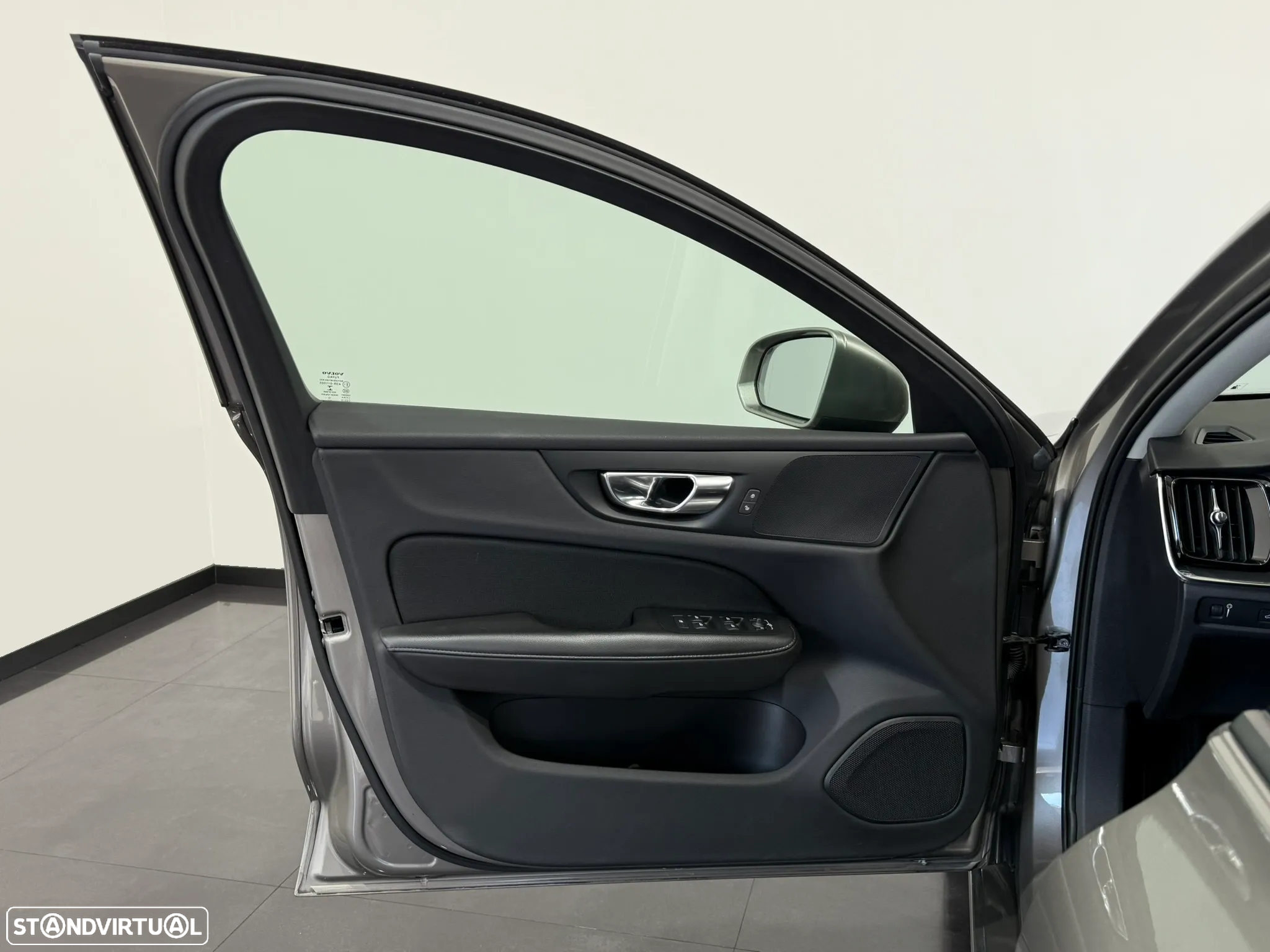 Volvo V60 2.0 B4 Momentum Geartronic - 17