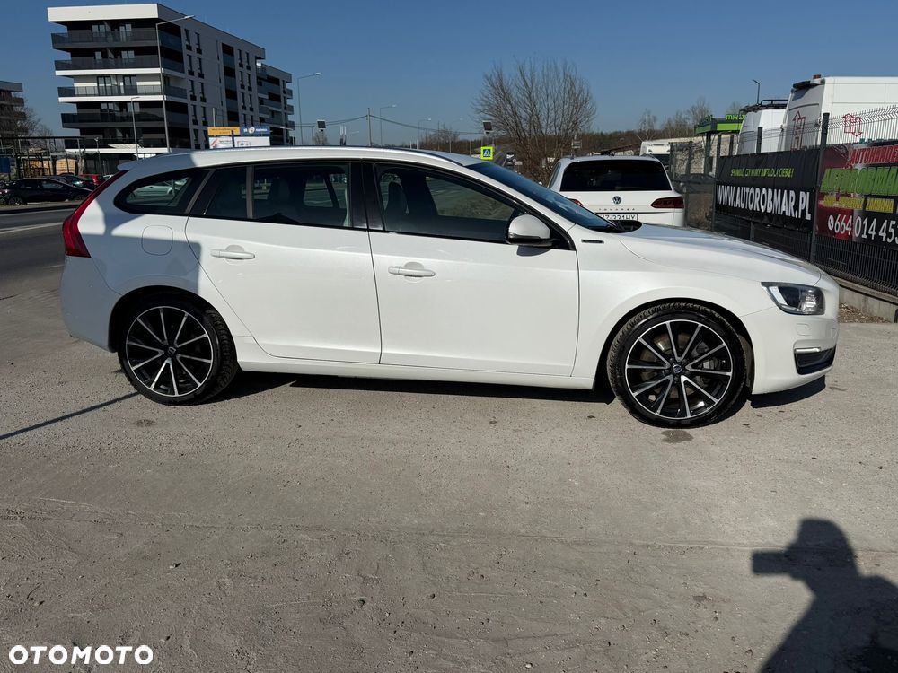 Volvo V60 D6 AWD Plug-in Hybrid Momentum - 3
