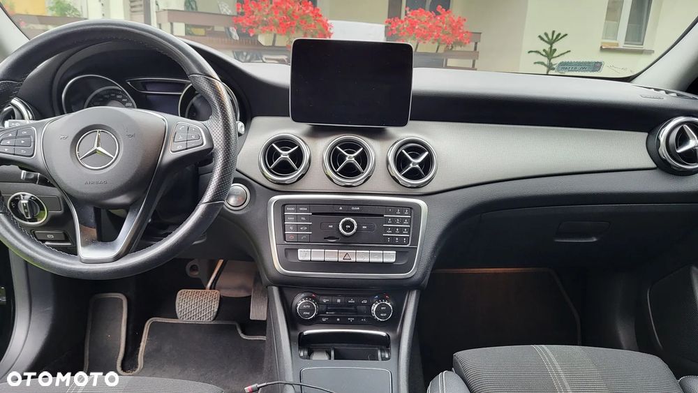 Mercedes-Benz GLA 200 7G-DCT - 25