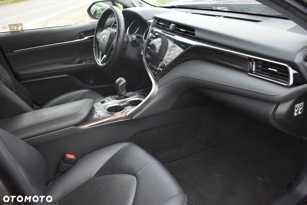 Toyota Camry 2.5 Hybrid Executive CVT - 17