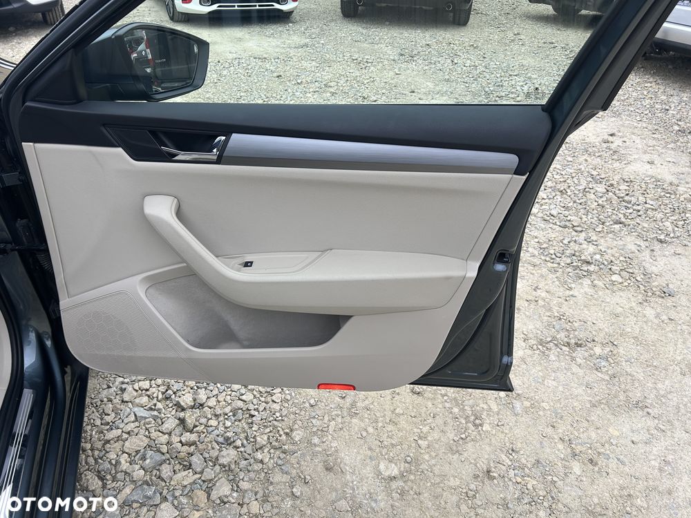 Skoda Superb 2.0 TDI DSG Premium Edition - 27