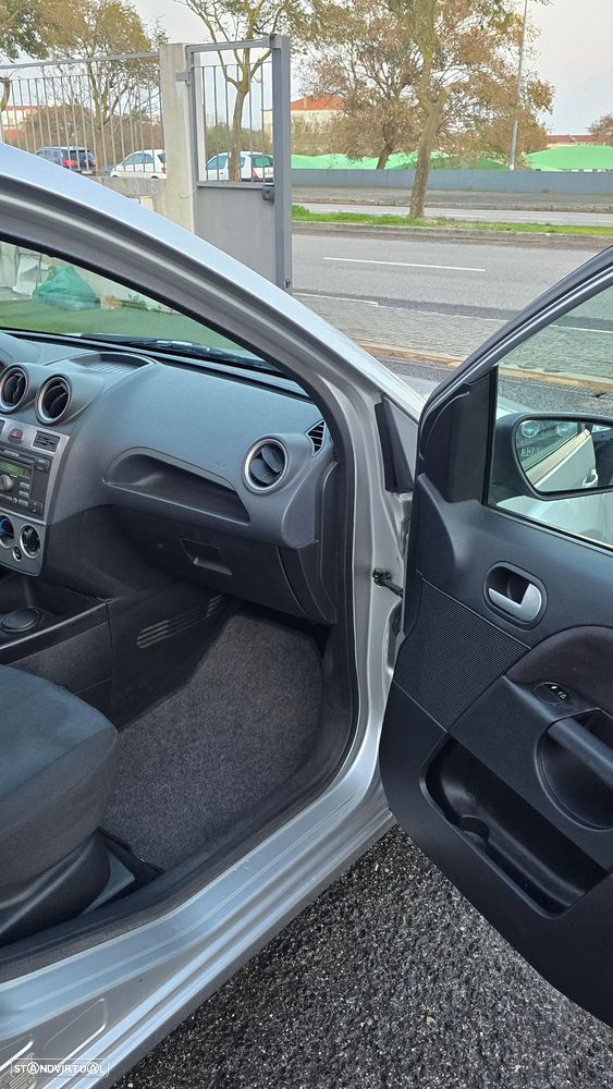 Ford Fiesta 1.25 Ghia - 7