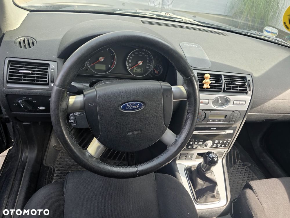 Ford Mondeo 2.0 Ghia - 10