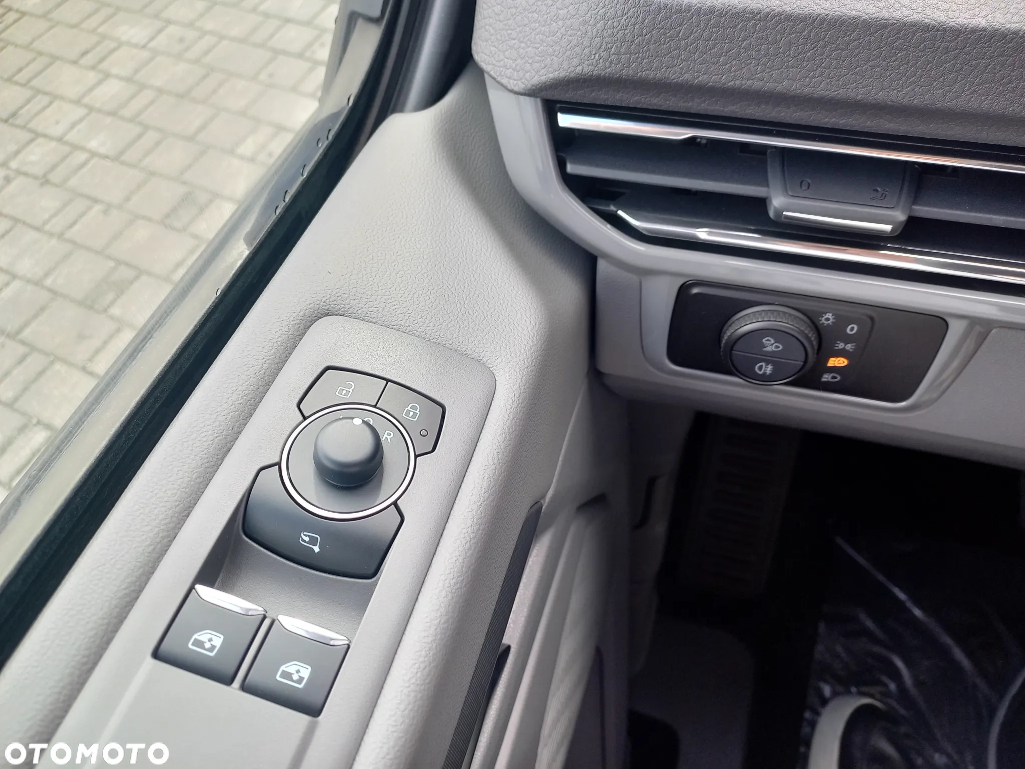 Volkswagen Caravelle - 12