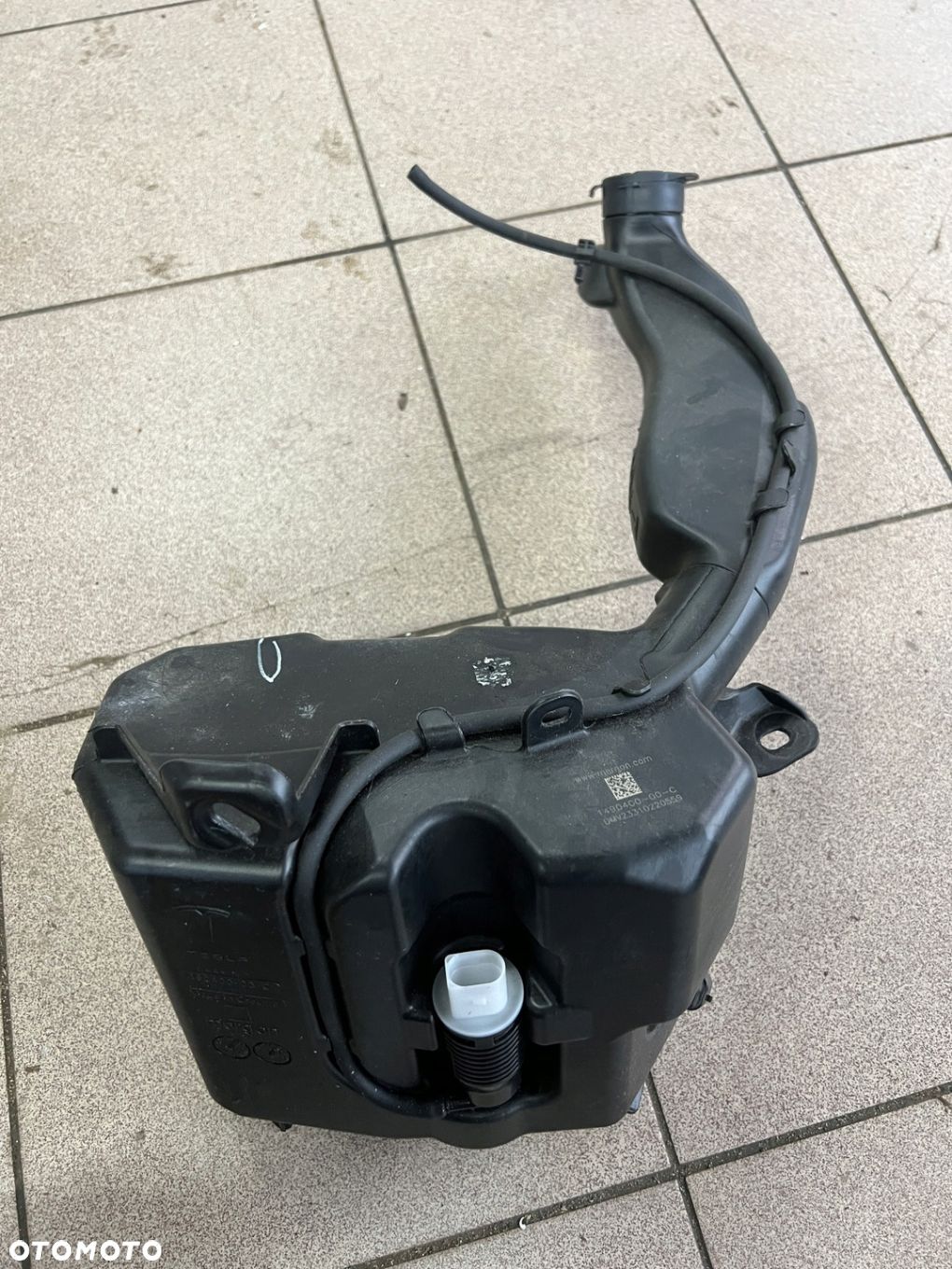TESLA MODEL Y 20- ZBIORNICZEK PŁYNU SPRYSKIWACZY 1490400-00-C - 1