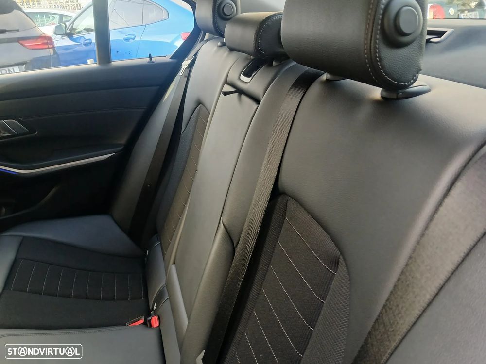BMW 318 d Line Sport Auto - 32