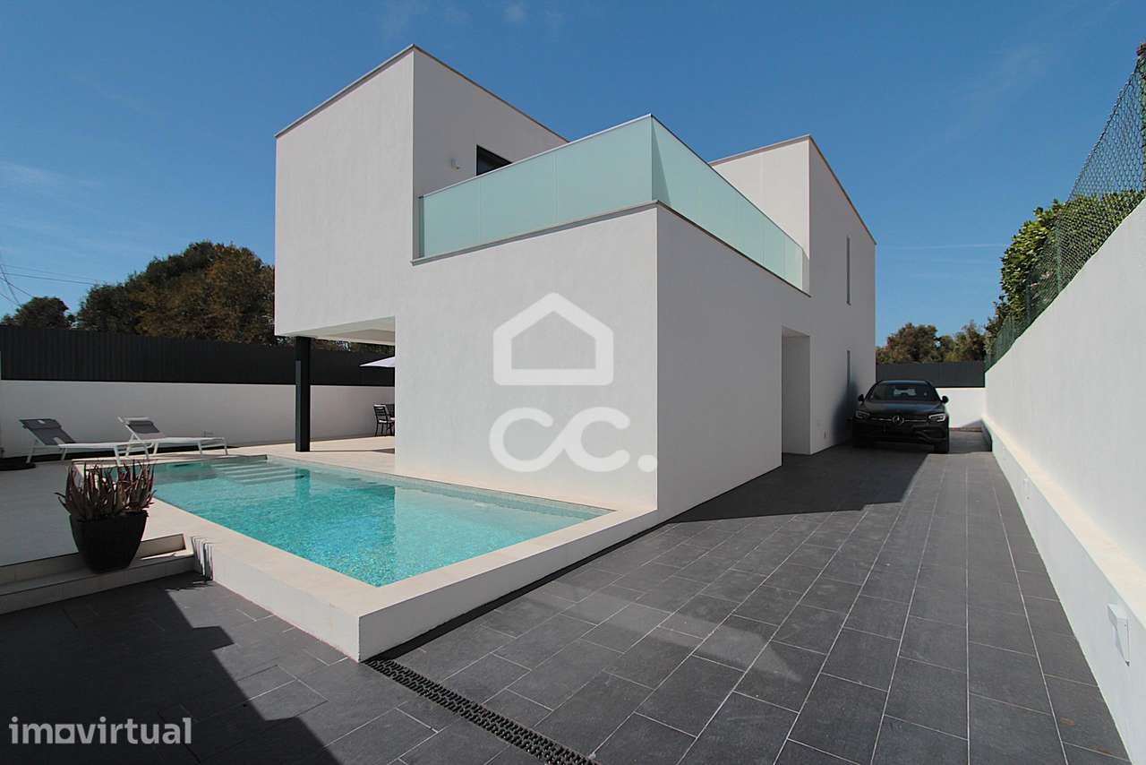 Moradia T3 contemporânea com piscina no centro de Armação de Pêra e a - Grande imagem: 2/60