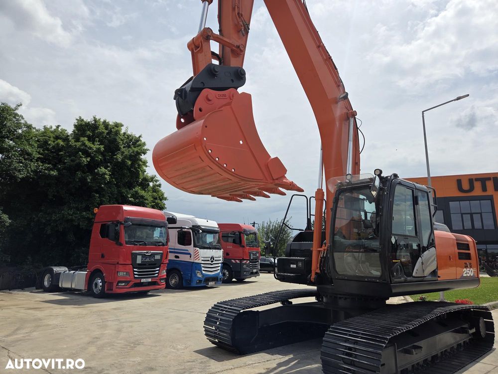 Hitachi ZX250-6, 2019, 6.254h, Masa operationala 27,1tone, cupa NOUA 1,55mc, cupla rapida, lant 80% bun doar 1.109h deplasare, consum mediu 12,5l/h, ad sapare 7m, camera spate si laterale, ridica 16,2 avertizare antirasturnare, 3 pompe hidr, PROMOTIE 86.900 - 17