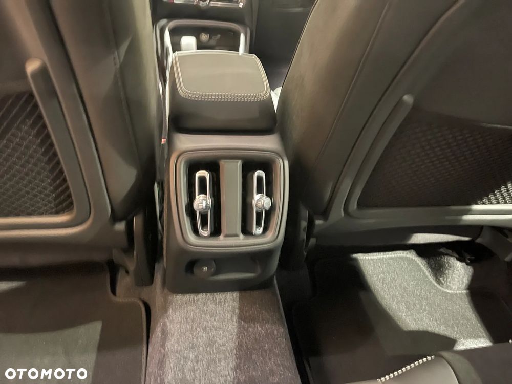 Volvo XC 40 B3 Plus Dark - 17