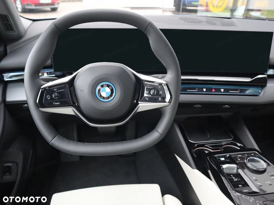 BMW i5 - 10