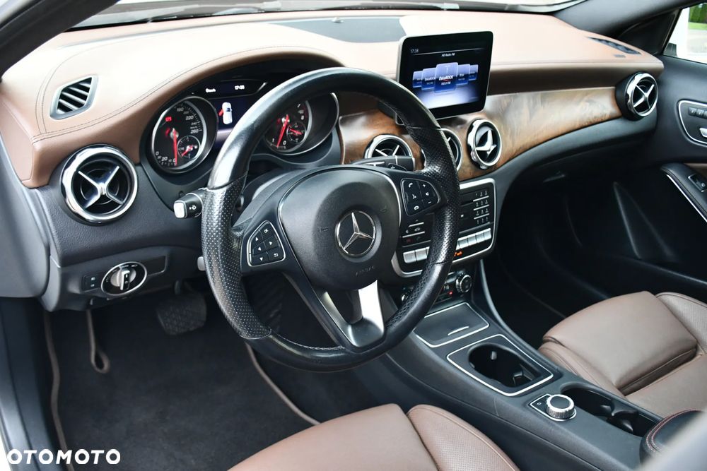Mercedes-Benz GLA 250 4-Matic AMG Line - 16