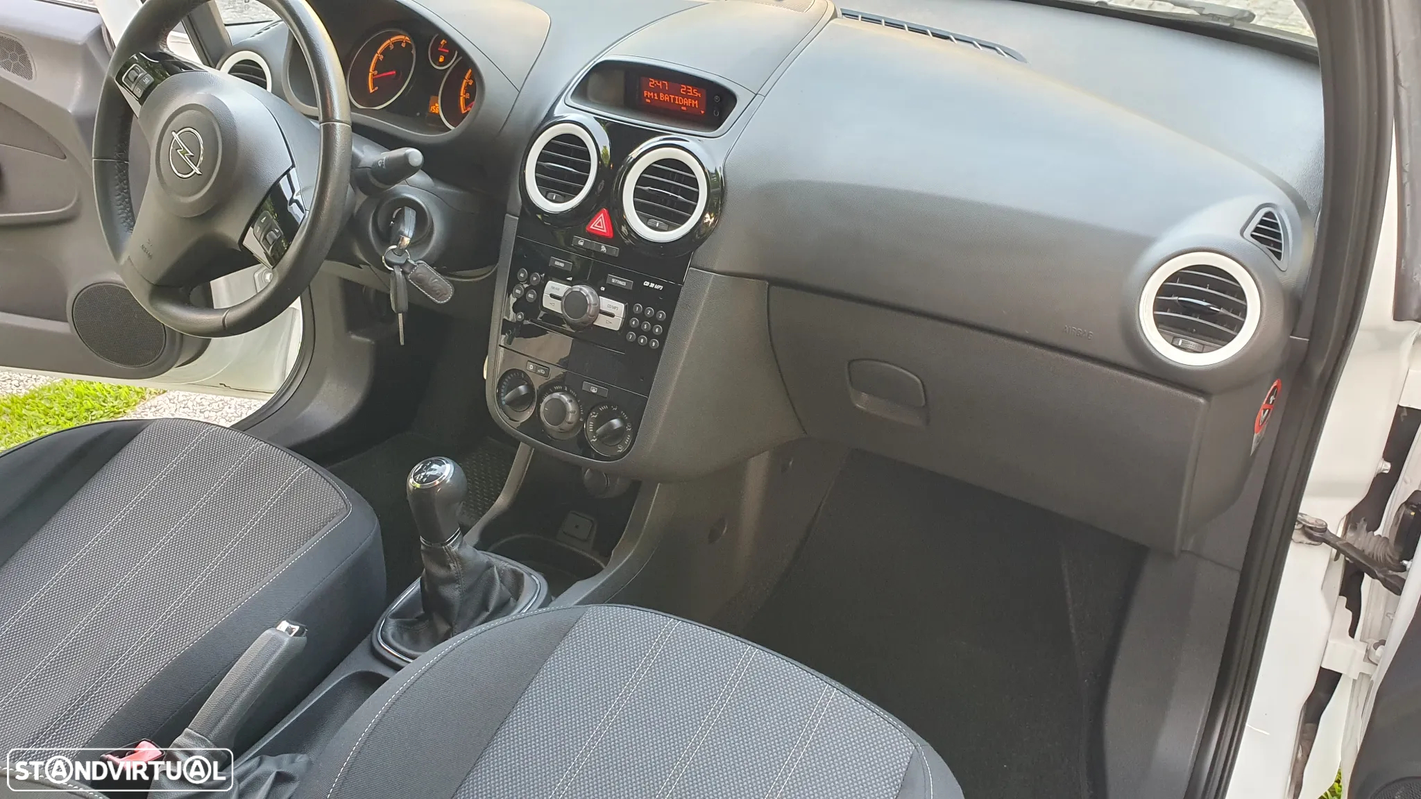 Opel Corsa 1.2 All White - 14