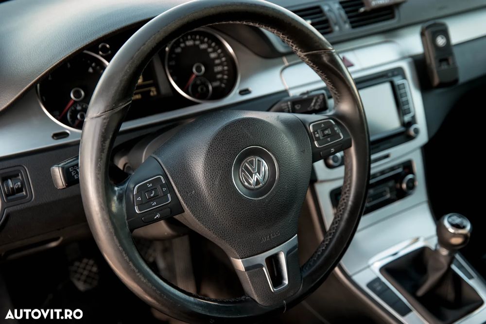 Volkswagen Passat 1.6 TDI DPF BlueMotion Technology Highline - 8